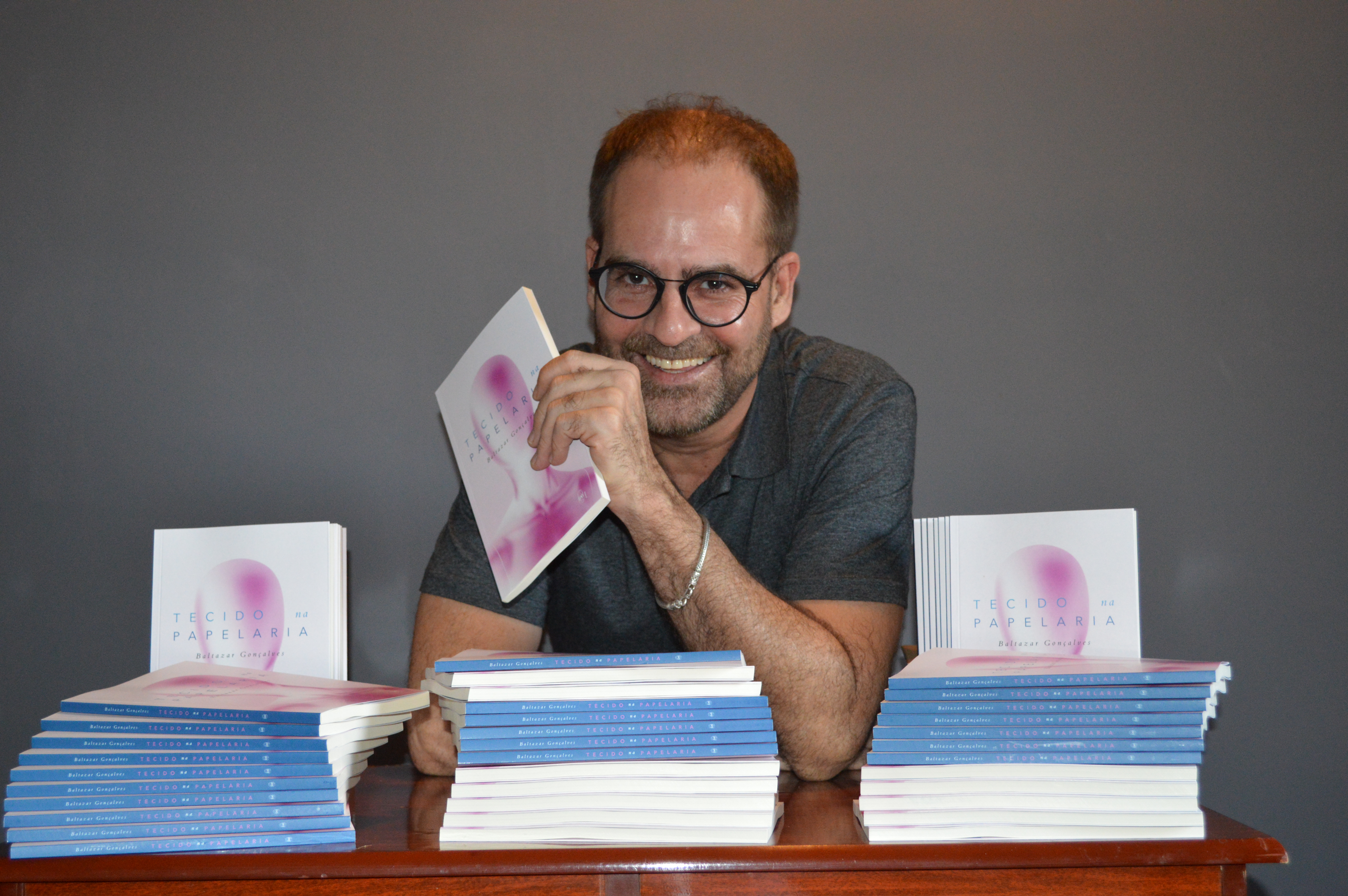 Baltazar Gonçalves tem realizado encontros presenciais para divulgar seu livro de poesias (Foto: Júlia Gonçalves)