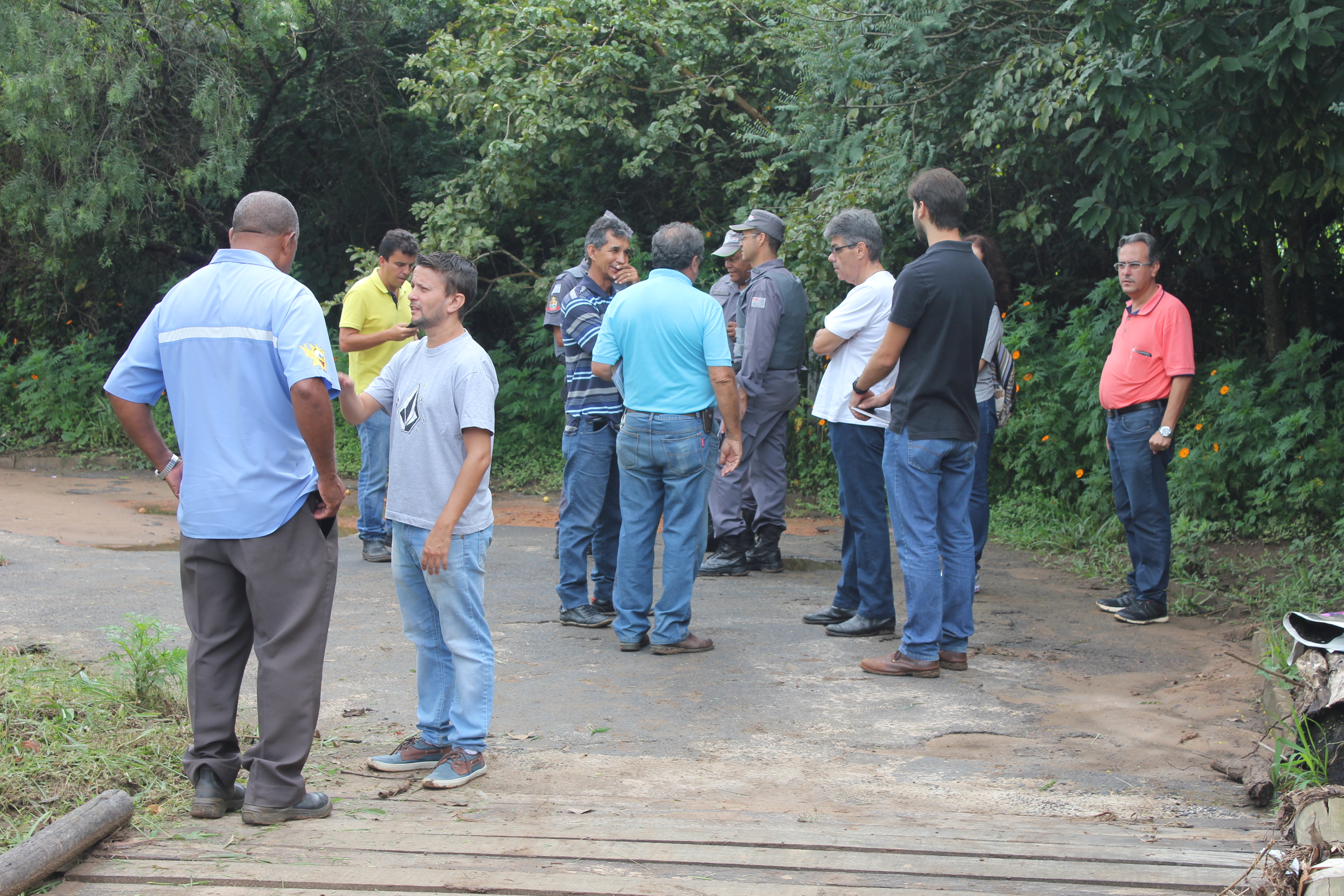 Representantes de órgãos de defesa ambiental durante vistoria na lagoa do Castelinho (Foto: Palavra Fácil)