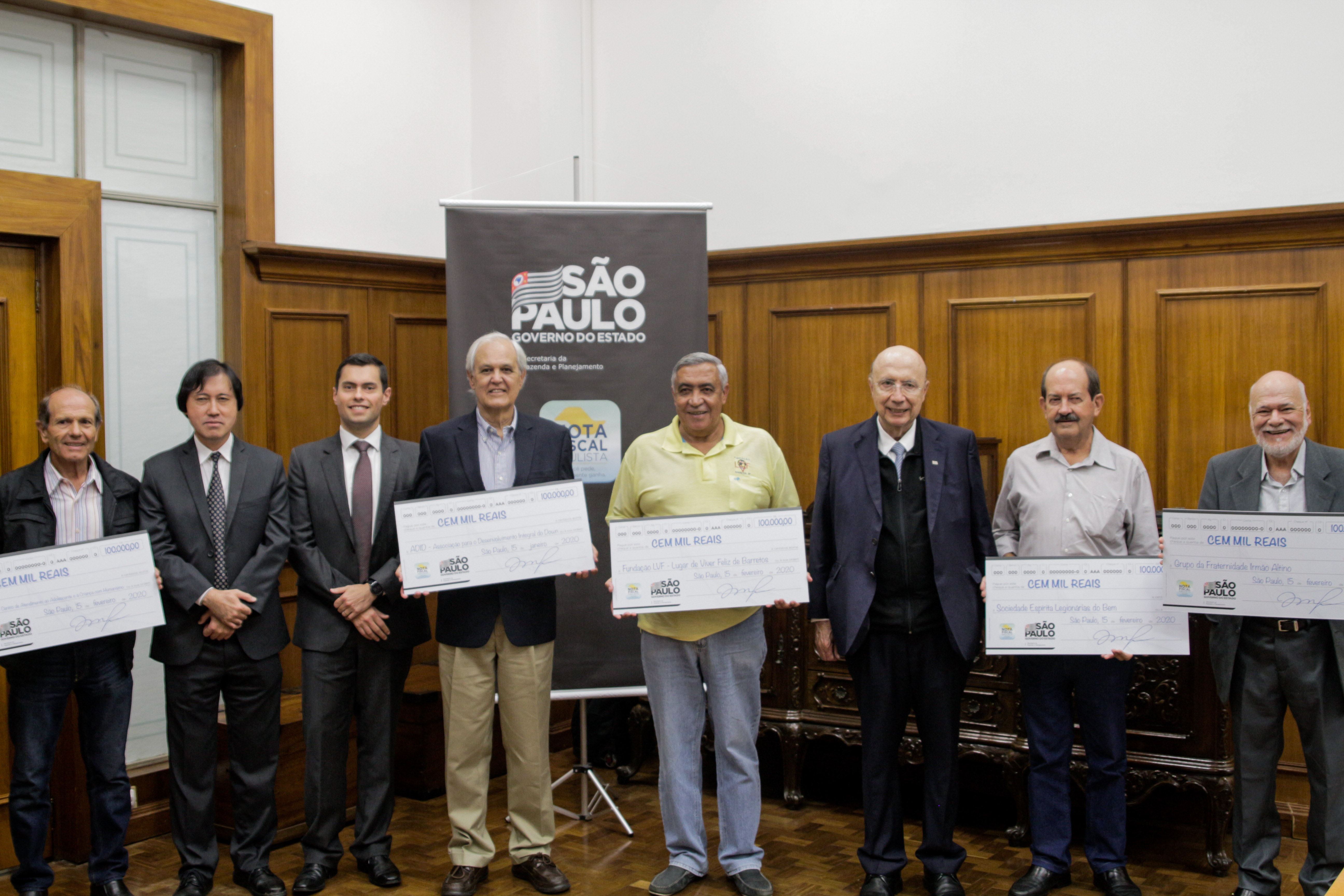 Premiados em sorteio da Nota Fiscal Paulista de fevereiro recebem o cheque simbólico (Foto: Reprodução)