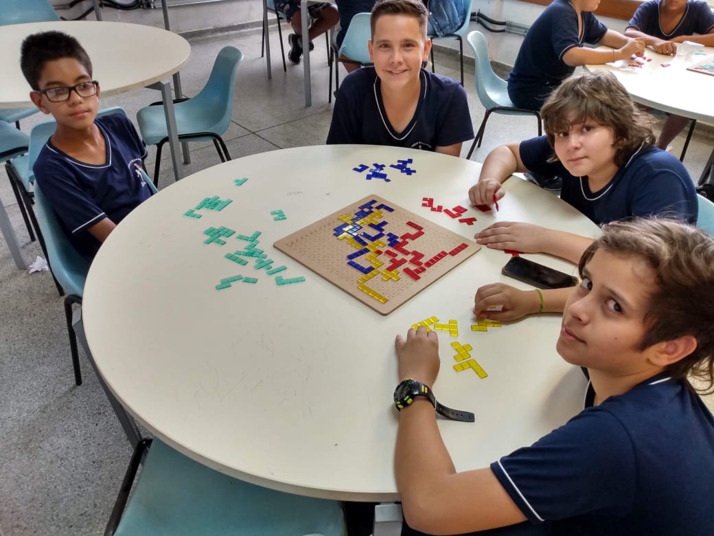 Alunos se divertem com jogo de tabuleiro utilizado estrategicamente para potencializar a aprendizagem matemática (Foto: Reprodução)