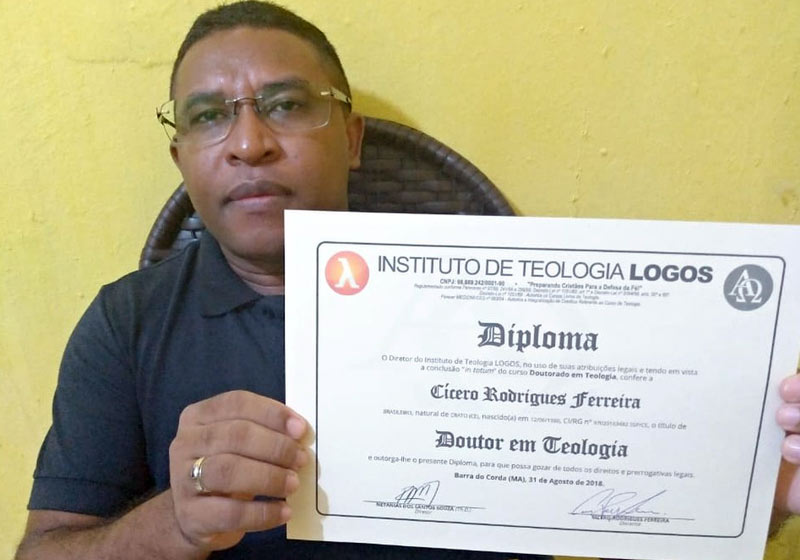 Cícero Rodrigues Ferreira, o “Ferreirinha”, mostra orgulhoso o seu diploma (Foto: Arquivo Pessoal/Reprodução)