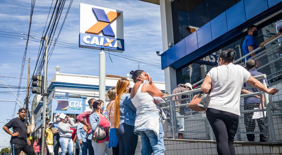 Filas não cessam e já fazem parte do dia a dia de centenas de pessoas em Franca que tentam receber o auxílio (Foto: G1/Reprodução)