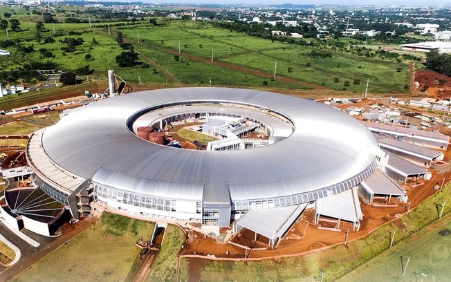 Com a dimensão de um estádio de futebol, laboratório fica em Campinas (Foto: Reprodução)