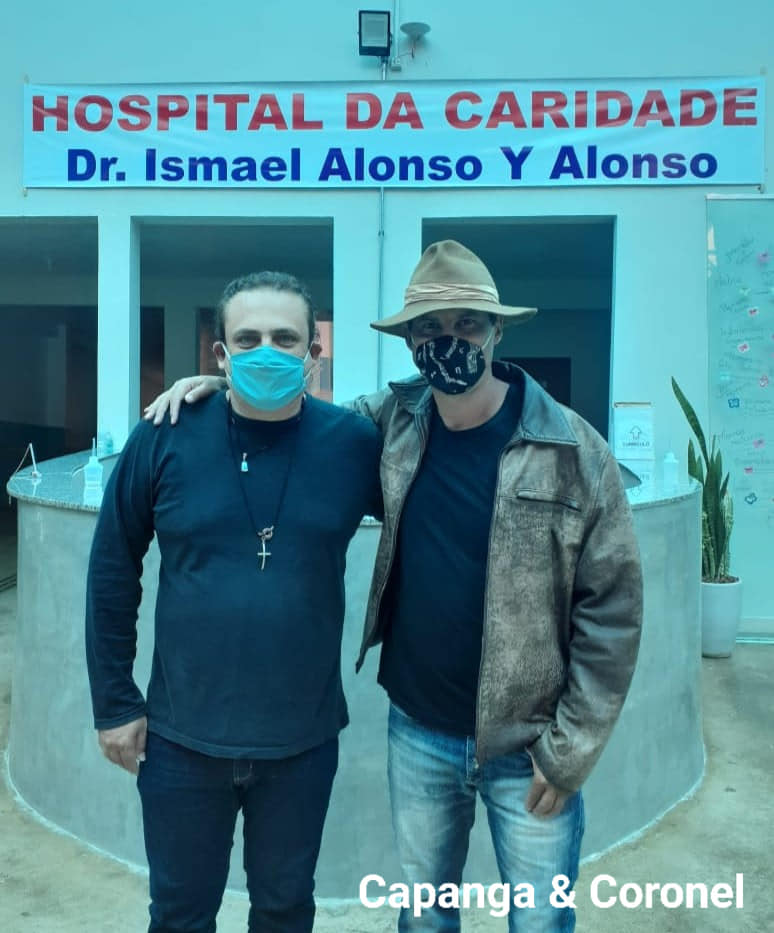 A dupla Capanga & Coronel esteve no último sábado, 23, visitando as Obras Assistenciais Dr. Ismael Alonso y Alonso (Foto: Reprodução)