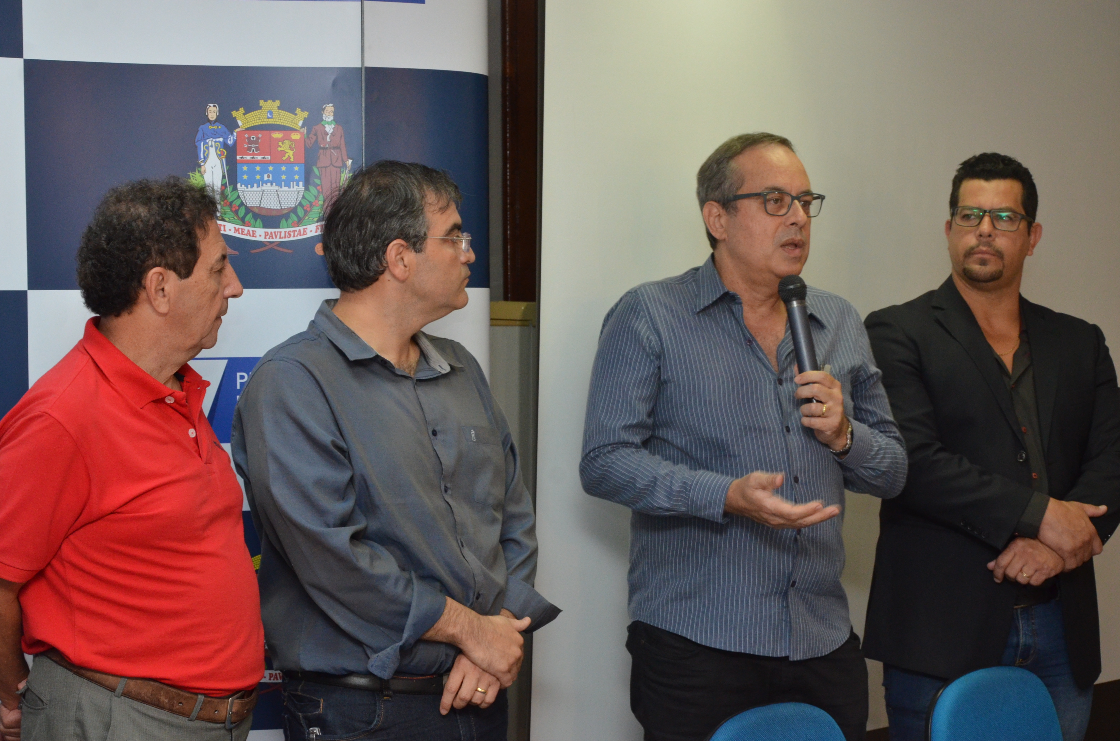 Prefeito Gilson de Souza, José Conrado Netto, e o médico da Vigilância Epidemiológica, Homero Antônio Rosa Junior durante anúncio da criação do comitê em 16 de março