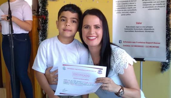 Deputada Leticia Aguiar entrega diploma de bombeiro mirim 