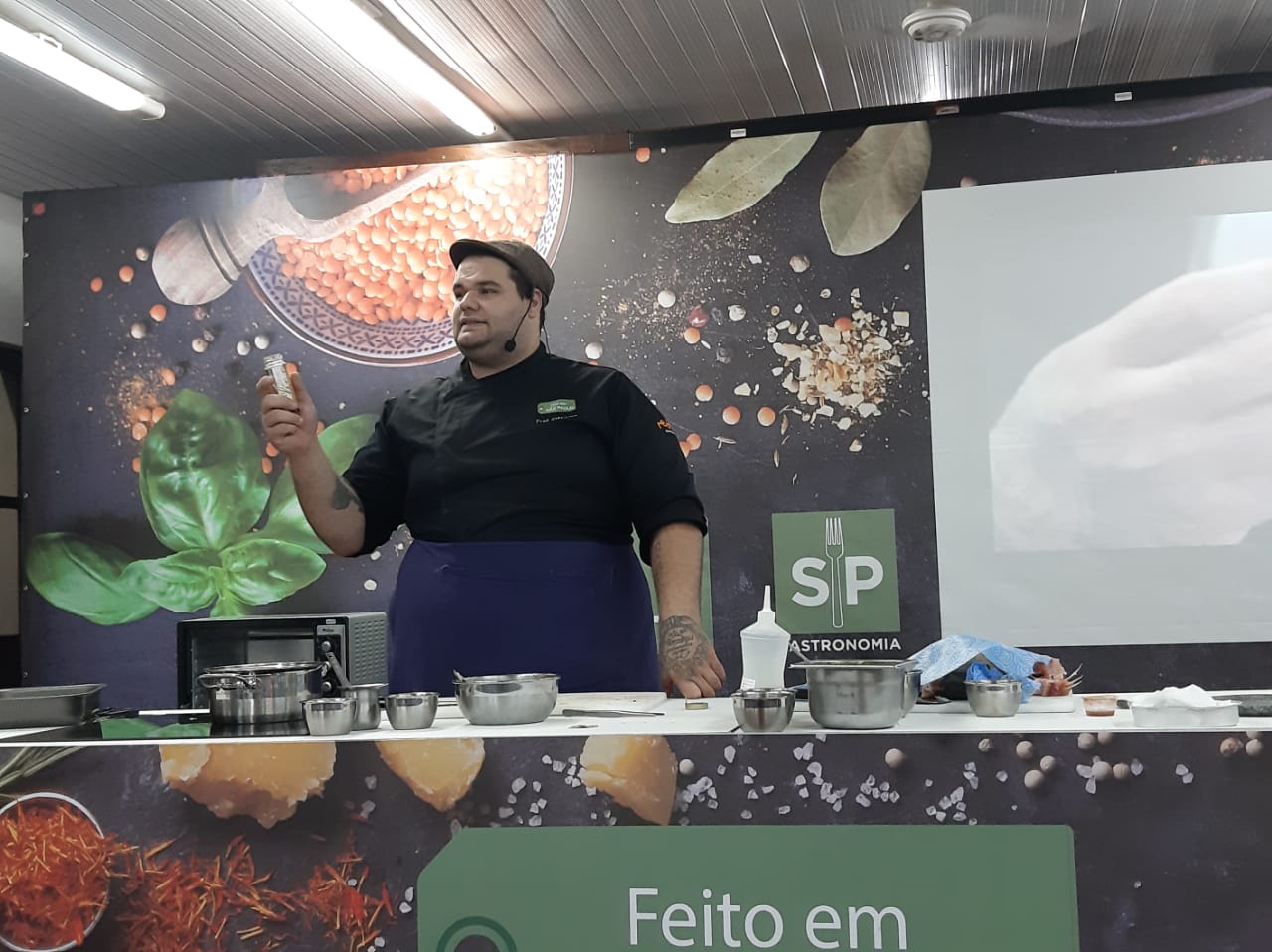 Chef-padrinho Fred Caffarena, do Firin Salonu, ensinou para os participantes de sua masterclass como utilizar a técnica dry aged num peixe