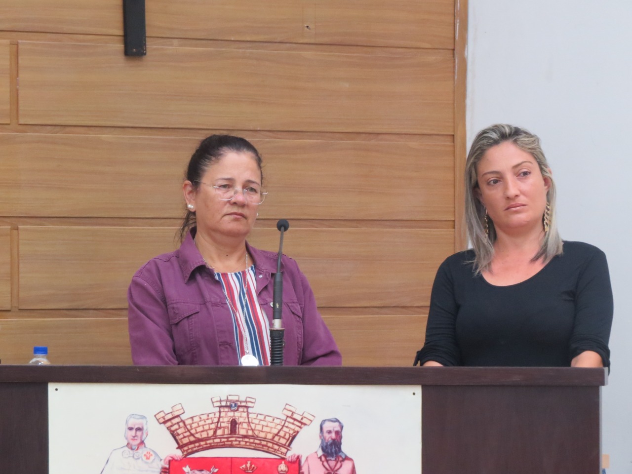 Rejane Moraes (esquerda) e Margarida Leal discursam durante a 38ª Sessão Ordinária da Câmara Municipal de Franca