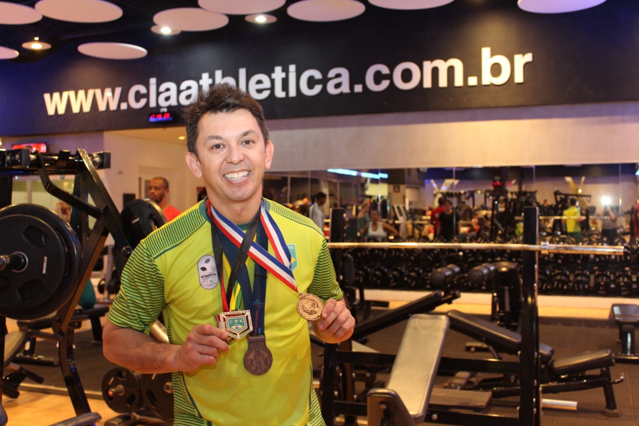 O campeão mundial Giovani Sakata, professor da Companhia Athletica Ribeirão Preto (Foto: Divulgação)