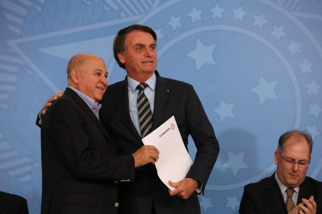 Jeronimo Luiz Muzetti entrega convite ao presidente Jair Bolsonaro (Foto: Divulgação)