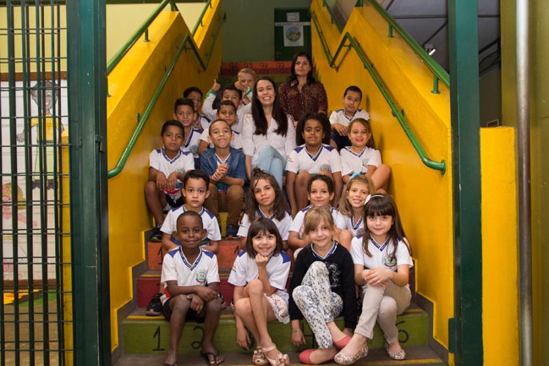 Professora Carla Garcia com seus alunos do ensino fundamental, no Colégio Municipal José Coutinho Pereira 