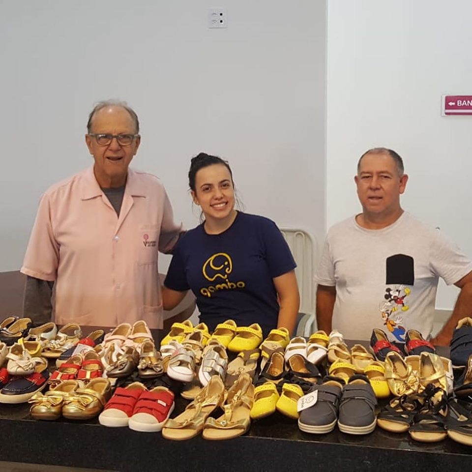 O voluntário José Luis Beneli recebe as doações da Gambo Baby Indústria e Comércio de Calçados (Foto: Reprodução)