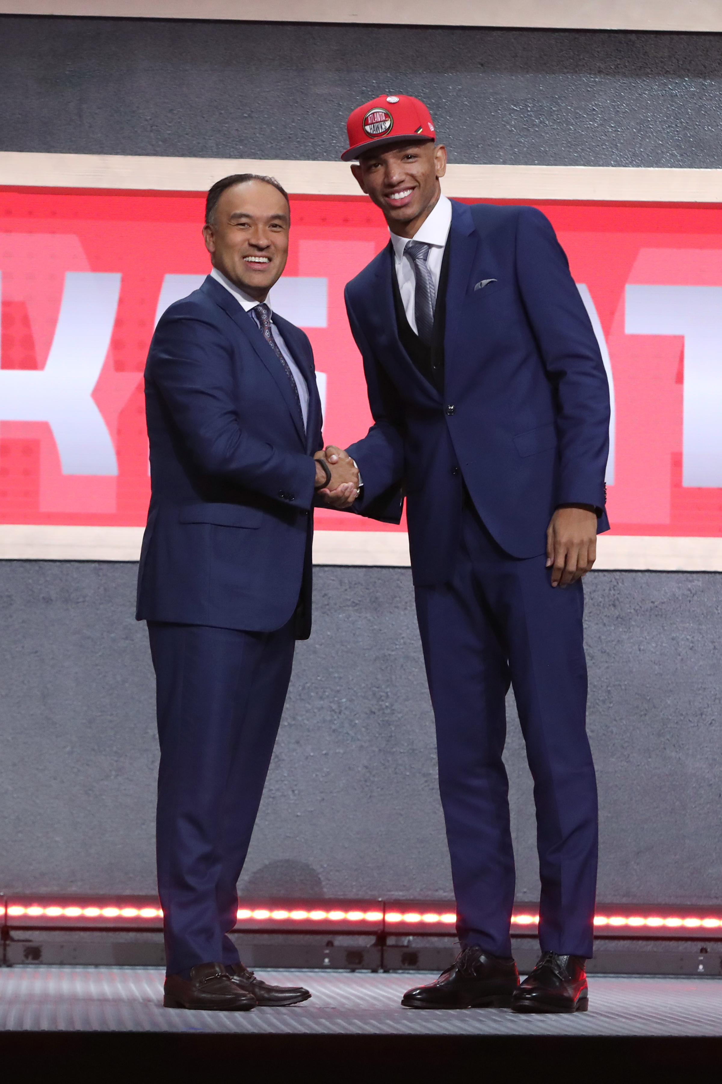Mark Tatum, sub-comissário da NBA, e Didi na cerimônia NBA Draft 2019  (NBAE/Getty Images) 