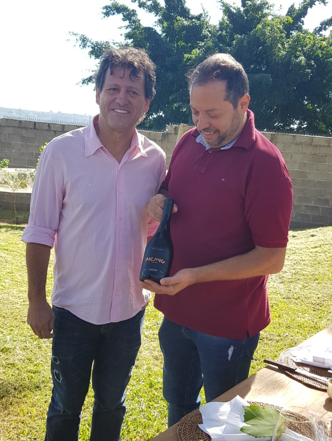 O vinho Arcano é fruto do sonho dos amigos Fernando Bizanha e Maurício Orlov (Foto: Reprodução)