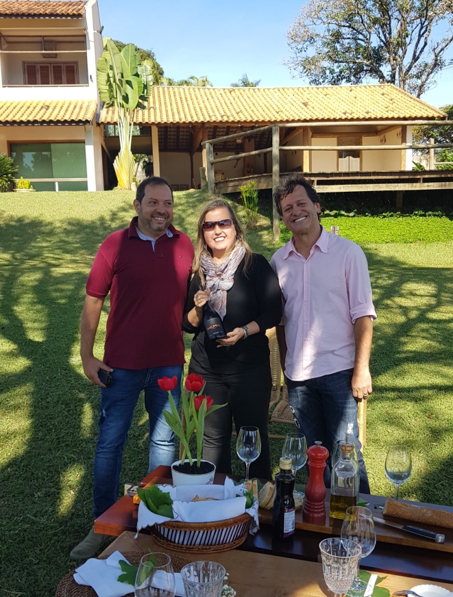 A sommelier Ana Paula Lemos Guimarães com os empresários Maurício e Fernando durante lançamento do Arcano (Foto: Reprodução)