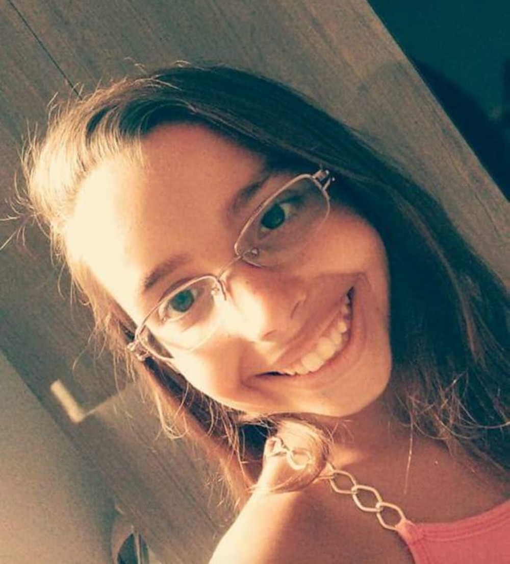 A estudante Emanuela Medeiros morreu após sofrer traumatismo craniano em brincadeira que viralizou na internet (Foto: Reprodução/Acervo de Família)