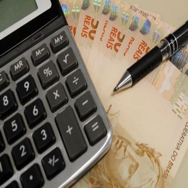 Quase 50% dos trabalhadores devem utilizar 13º salário para pagamento de dívidas neste ano (Foto: Otávio Araújo)