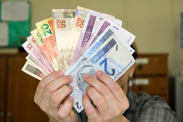 Mais de 4,5 mil servidores municipais estão com os bolsos cheios desde as primeiras horas do dia de hoje
