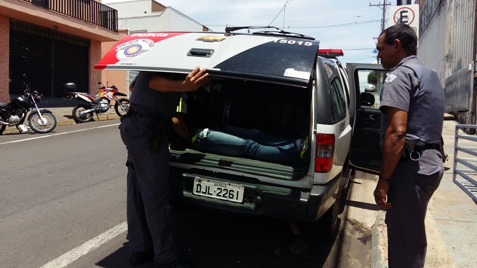 Jovem desempregado de 19 anos é preso após roubar duas bancas de revistas em Franca