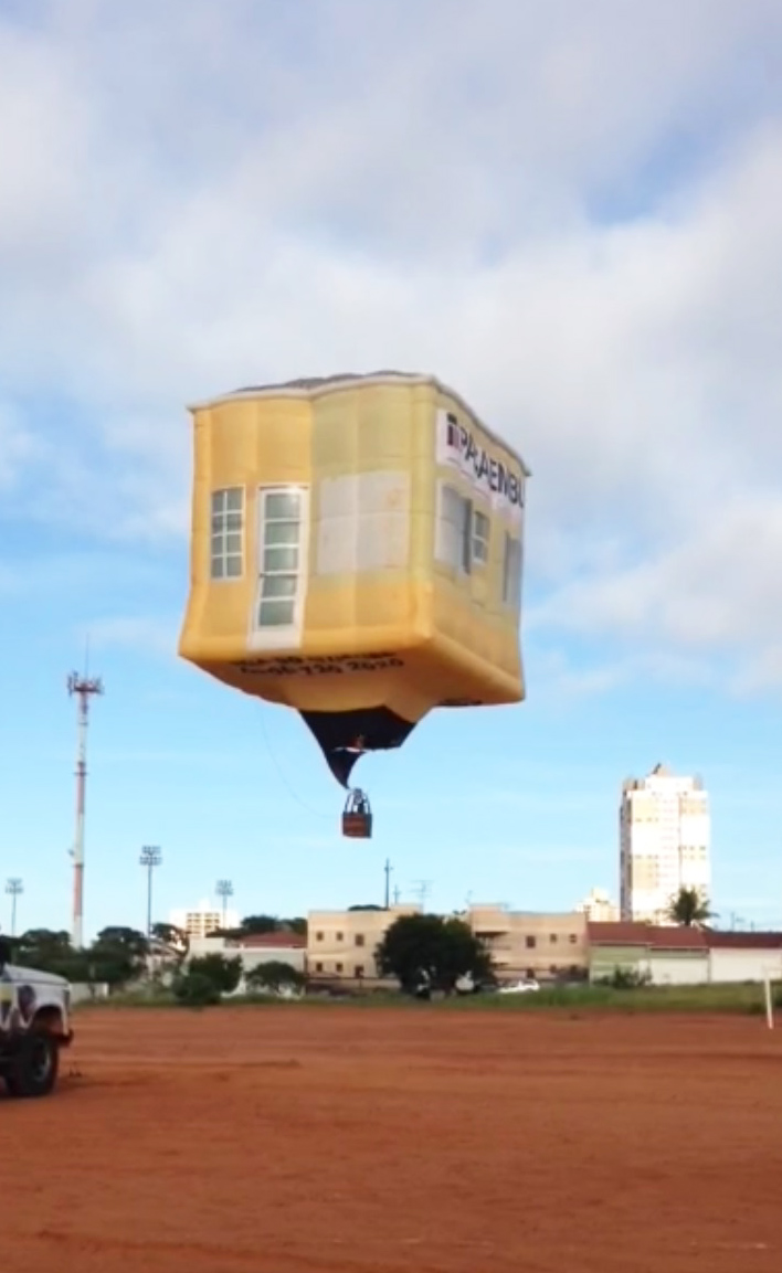 Balão Casa da Pacaembu Construtora sobrevoa Franca e chama a atenção dos moradores 