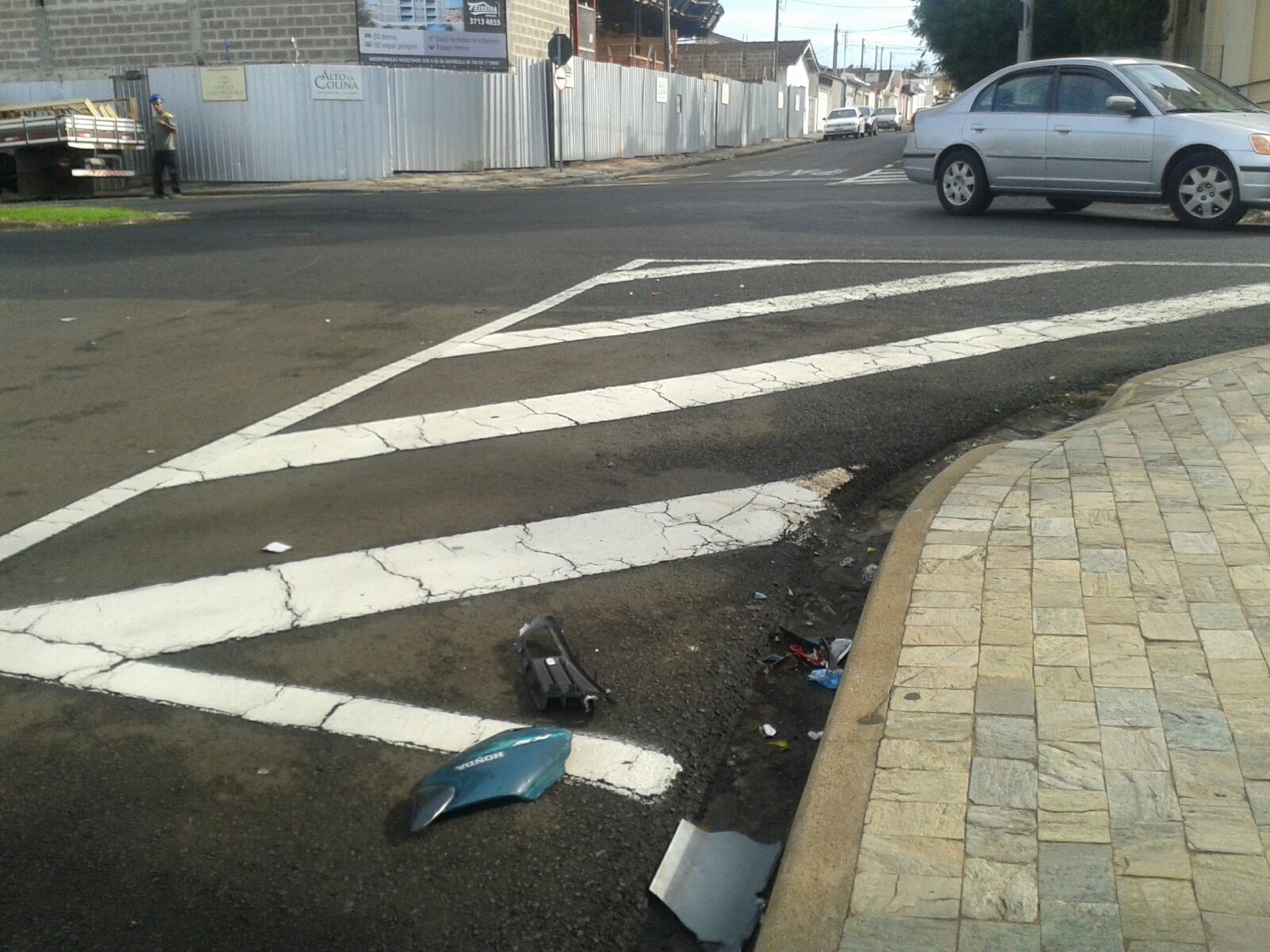 Com a gravidade da batida, a passageira da moto, Gabriela, perdeu o bebê que esperava
