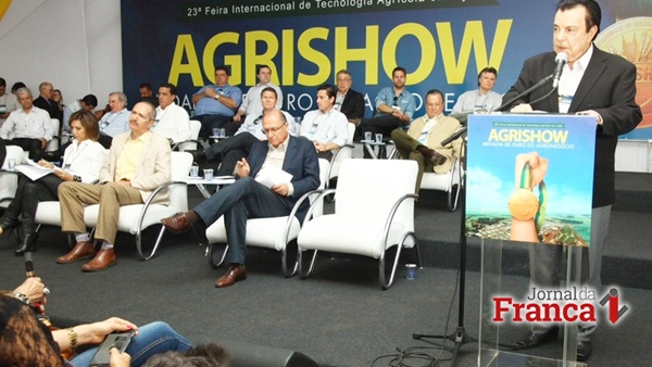 Fábio Meireles, com Alckmin e Rebelo (sentados) abre a Agrishow 2016