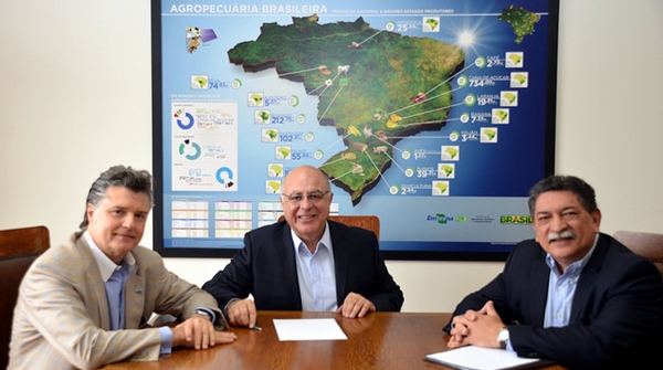 Secretário Arnaldo Jardim com dirigentes da Abimaq