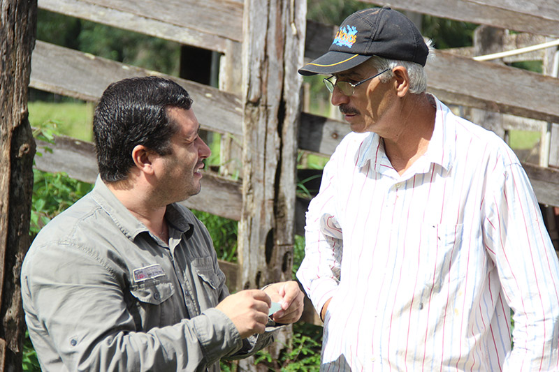 O vereador Honoroalde Carrijo Silvério informa produtor sobre assinatura do contrato (Foto Circuito Regional