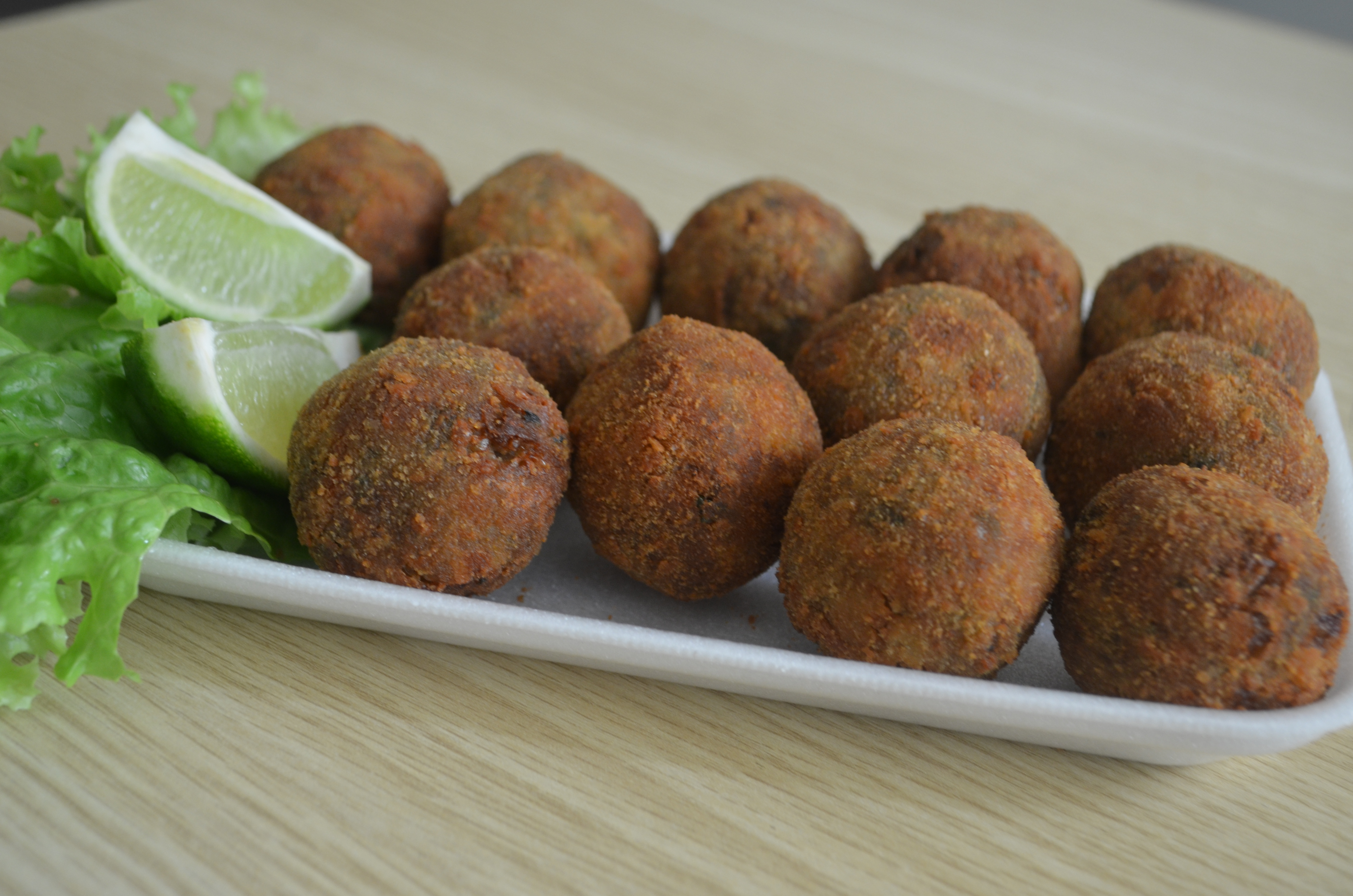 ‘Sorpresa di Melanzane’ – um bolinho de berinjela com linguiça refogada e parmesão ou com muçarela e parmesão (Foto: Poliana Silverio)