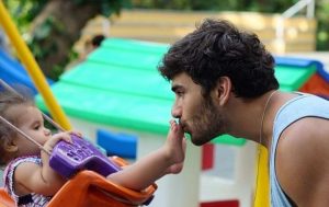 Hugo com a filha Maria Flor (Foto: Reprodução Instagram)