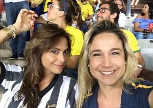 Fernanda Gentil assiste jogo ao lado da namorada  (Foto: Reprodução Instagram)