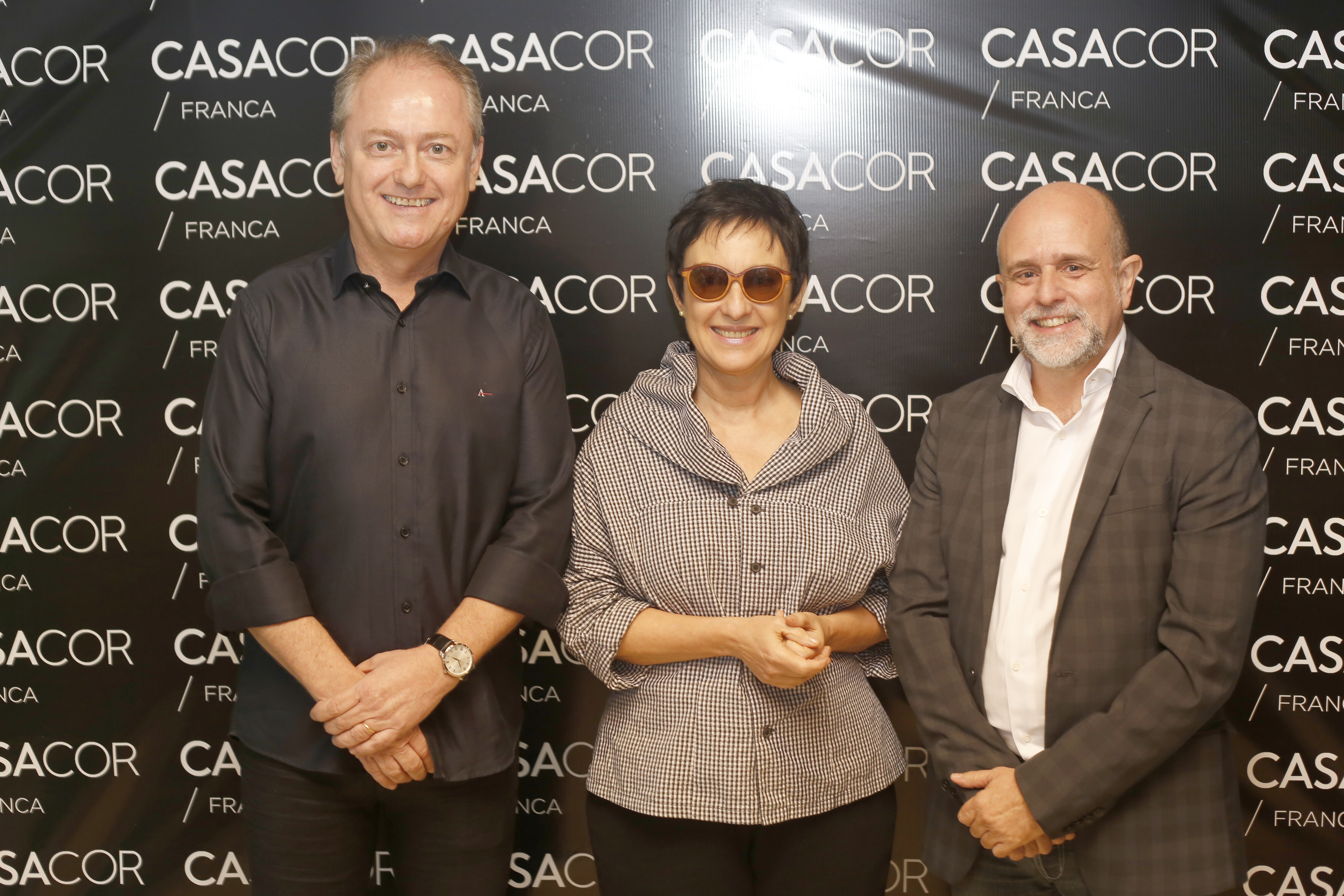 Os empresários Maurício Calixto e Maurício Siqueira, diretores da CASACOR FRANCA, com Livia Pedreira, diretora superintendente da CASACOR