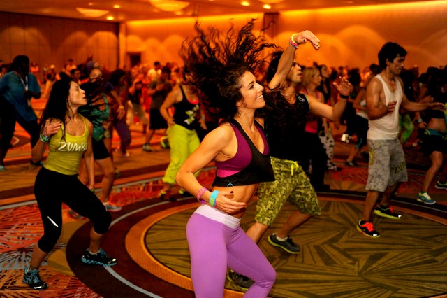Trabalhando fortemente quadris, coxas e panturrilha, a zumba emagrece