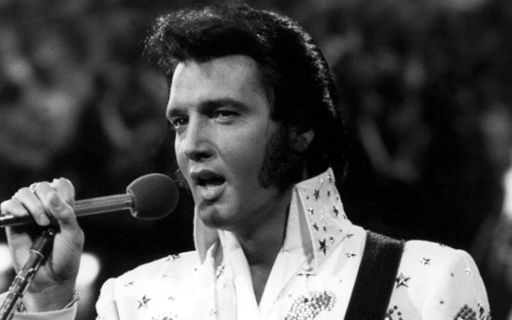 Morto há quase 40 anos, Elvis Presley ainda fatura 27 milhões de dólares por ano