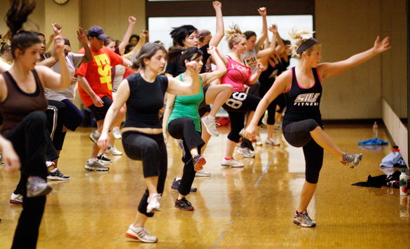 Com 45 minutos de duração, a aula de zumba pode queimar até mil calorias, dependendo da intensidade da coreografia