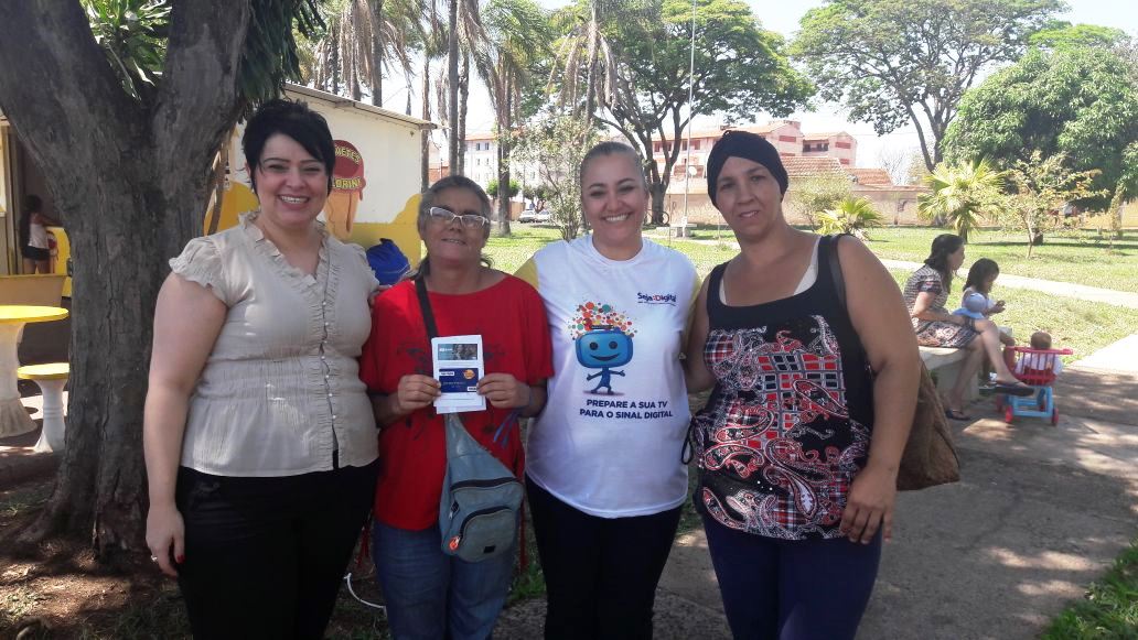 A gerente regional da Seja Digital Daniela Honório, a ganhadora da Instalação Premiada Maria Neide de Souza, a mobilizadora Rose Silva e a vizinha sortuda Cristiane Aparecida de Jesus