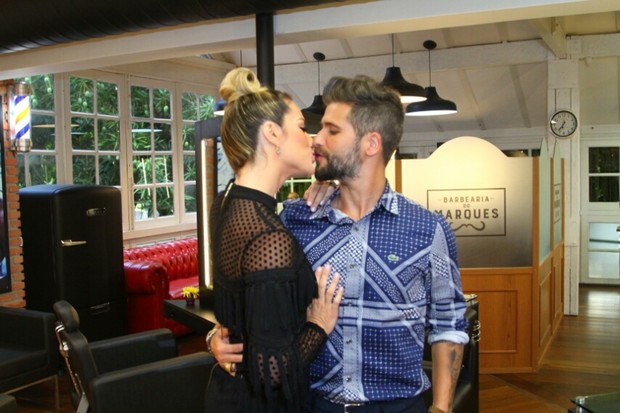 A atriz com o marido Bruno Gagliasso durante inauguração do Espaço Gioh (Foto: EGO)