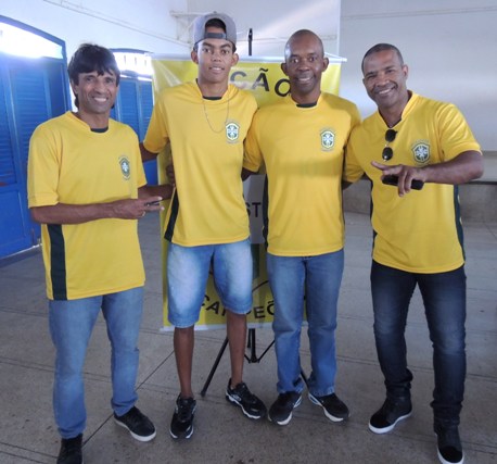 Índio (Ex lateral do Santos e Palmeiras), Matheus Rodrigues (jogador do juvenil Corinthians) e pai Jorrce, Juarez Telles (Foto: Divulgação)