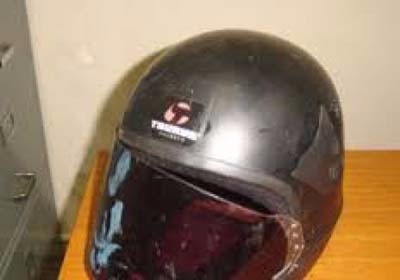 Capacete utilizado durante agressão à vítima