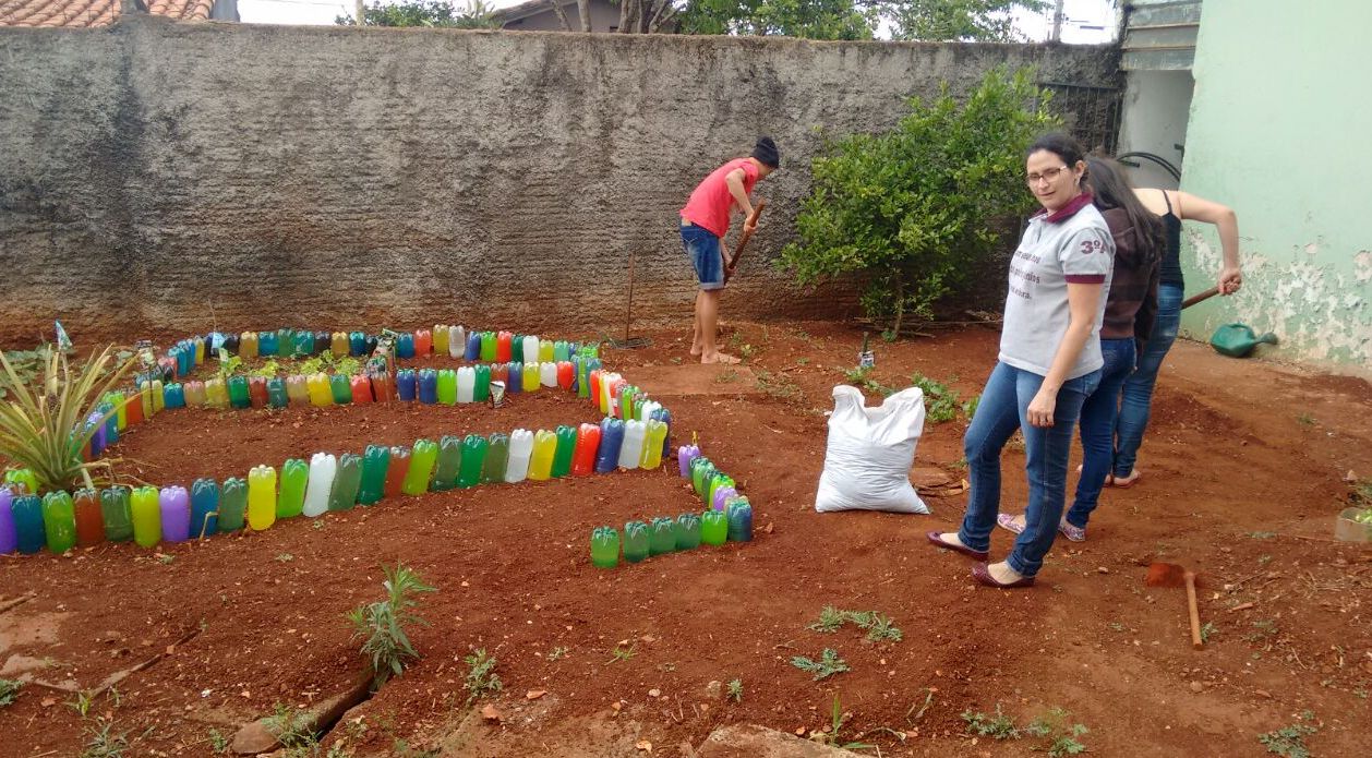 A professora Silva Ramos em horta mantida pela escola (Foto: Divulgação)