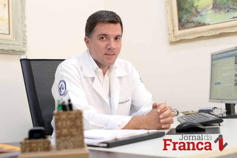 Lucas explica que é possível controlar a infecção pelo HIV com medicações que impedem a replicação do vírus (Foto: Ricardo Fernandes)