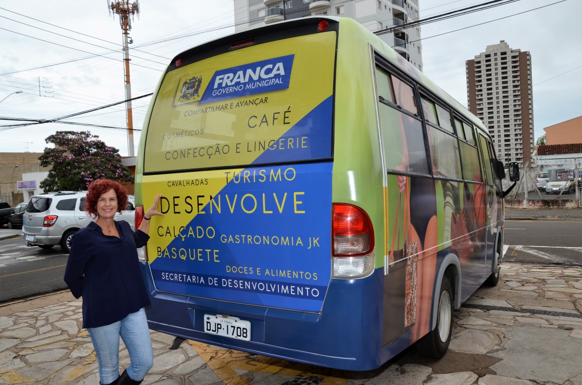 A secretária de Desenvolvimento Flávia Lancha com o ônibus Descubra Franca