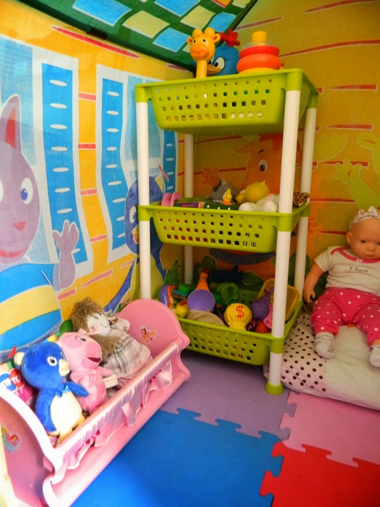 Fruteiras são ótimas para organizar de forma vertical os brinquedos (Foto: Reprodução)