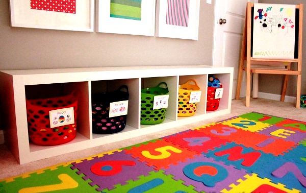 Separe os brinquedos em cestinhos coloridos (Foto: Reprodução)