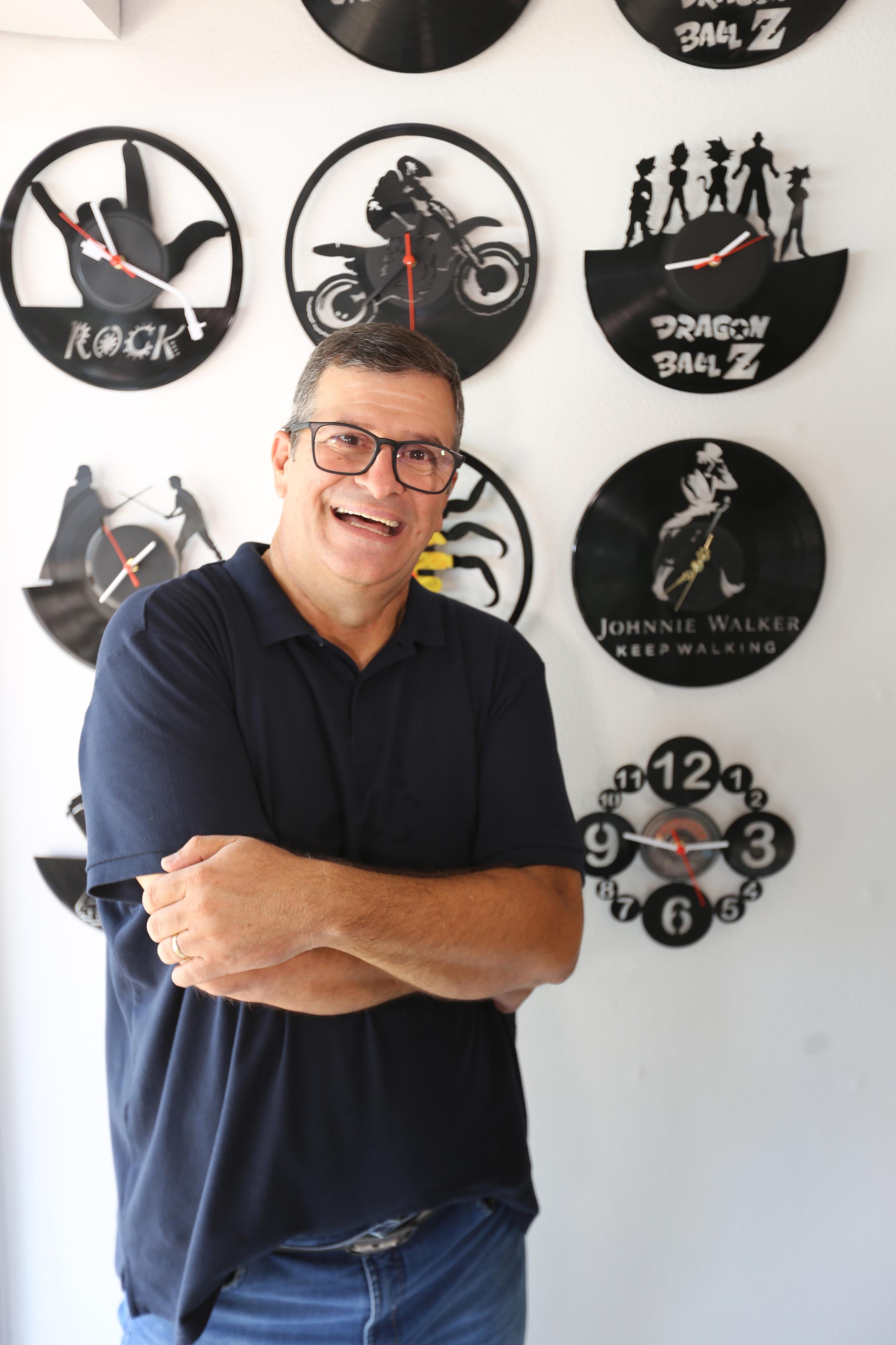 O radialista André Luiz Faria de Souza leva a exposição “Art Vinil by Disco Riscado” para o RibeirãoShopping 