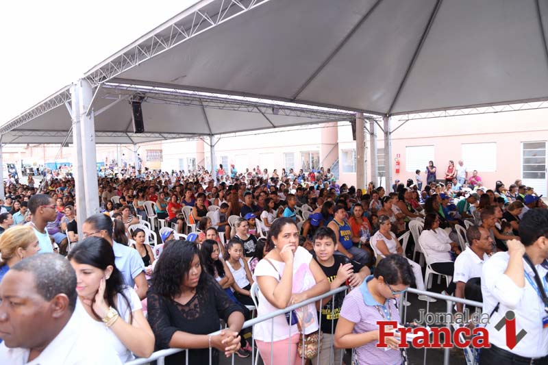 Centenas de pessoas compareceram na cerimônia que marcou a entrega de quase 500 unidades habitacionais em Franca na manhã desta sexta-feira, 19 (Foto: Ricardo Fernandes/Jornal da Franca)