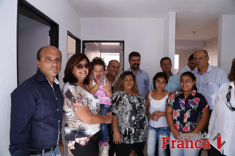Visita a um dos imóveis entregues na manhã desta sexta-feira, 19 (Foto: Ricardo Fernandes/Jornal da Franca)