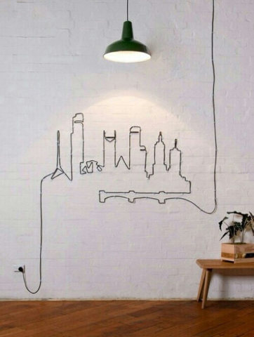 Fio da luminária forma um desenho na parede  (Foto: Reprodução)