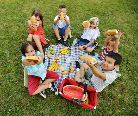 As crianças adoram piqueniques. Invista em comidas saudáveis (Foto: Reprodução)
