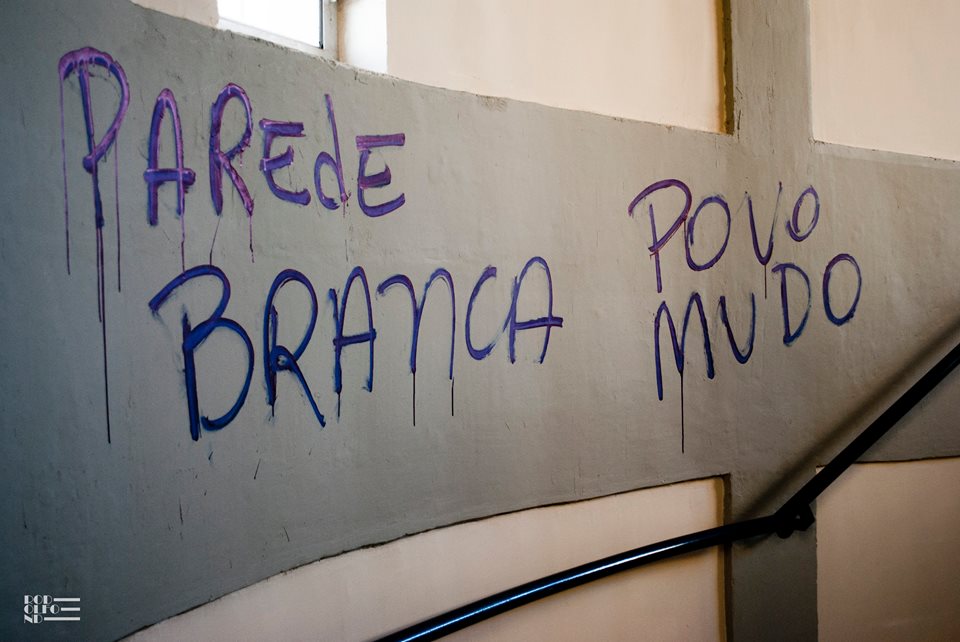 Cartazes de protesto encheram as paredes da Unesp Franca (Foto: Reprodução)